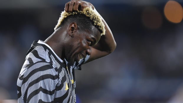 Paul Pogba rascándose la cabeza